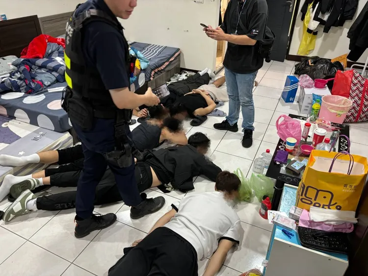 檢警逮捕越南籍車手。桃園警分局提供