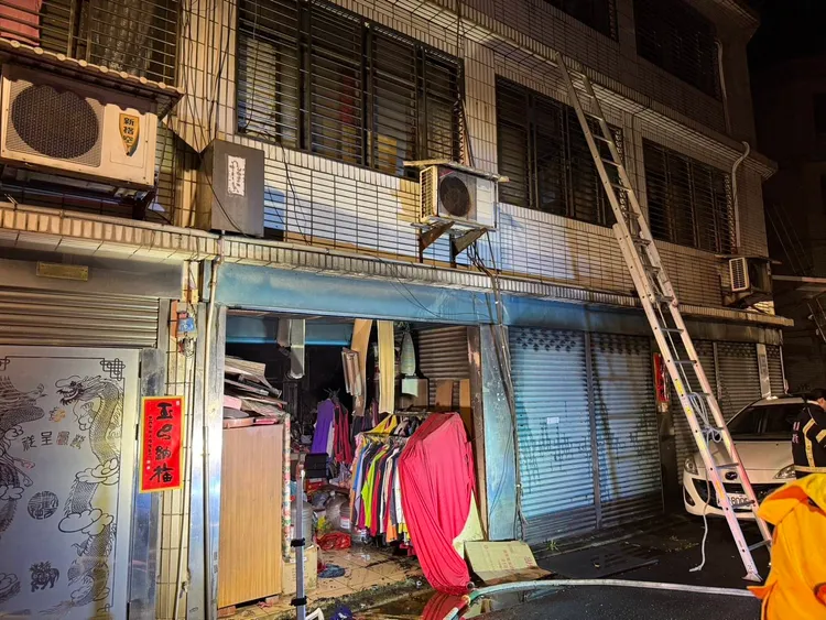 警消搶救受困民眾。桃園市消防局提供