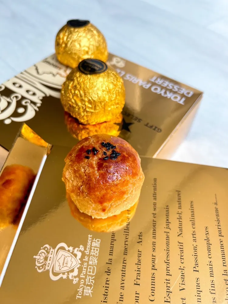 「金莎菠蘿蛋黃酥」優選台灣在地食材、12道獨家烘焙工藝製成，一秒入口，酥香外皮與完美比例的內餡口感，創造難得極致的美味。業者提供