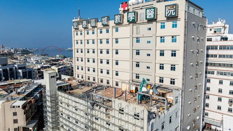 屏東安泰醫院被發現近半是違建，目前縣府正在進行拆除工程。民眾提供