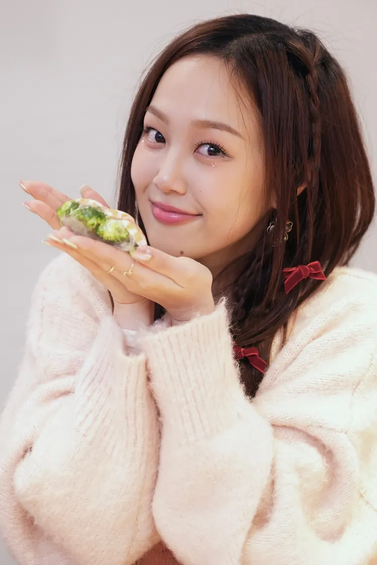 安吉為農曆好料加菜，獻上低卡春捲，祝大家吃得健康又美麗。彭欣偉攝