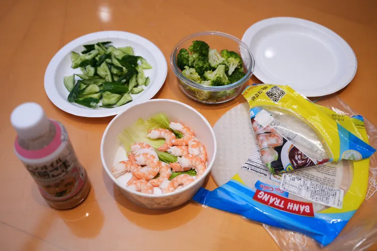 材料僅需越南春捲皮（右起）、水煮花椰菜、蝦、切塊黃瓜與低卡胡麻醬。彭欣偉攝