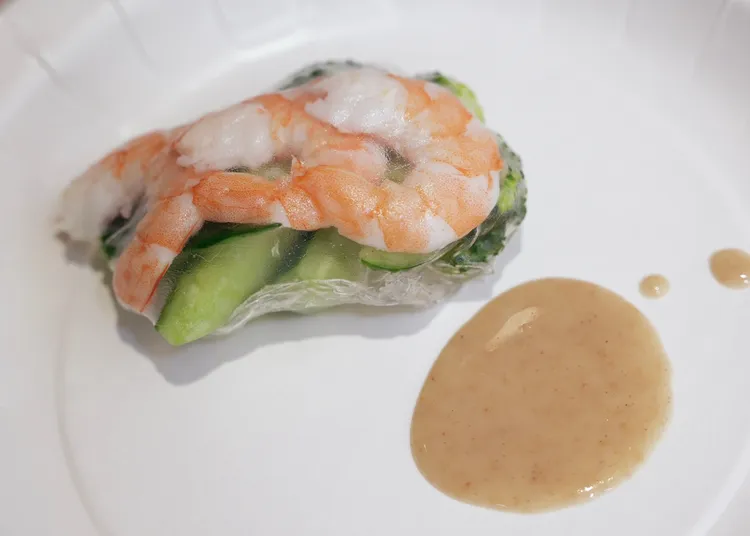 將捲好的春捲搭配低卡胡麻醬擺盤。彭欣偉攝