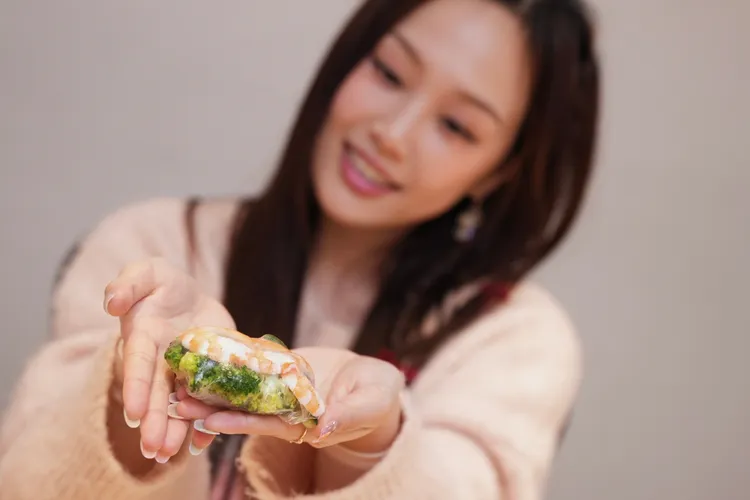 低卡春捲每捲不到100大卡，好吃又富飽足感。彭欣偉攝