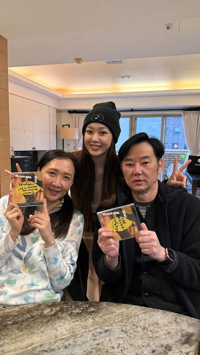 陽帆（右）和Julie（左）支持愛女安吉的首張創作專輯《Caramel Eyes焦糖眼》。翻攝陽帆IG