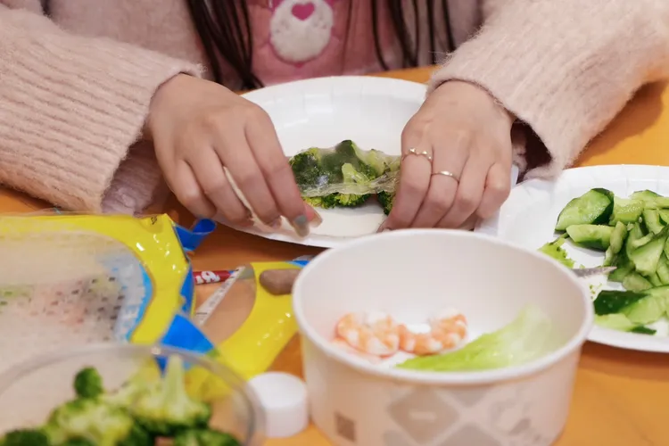 在春捲皮中放入水煮蝦、黃瓜與花椰菜花蕾捲起來。彭欣偉攝