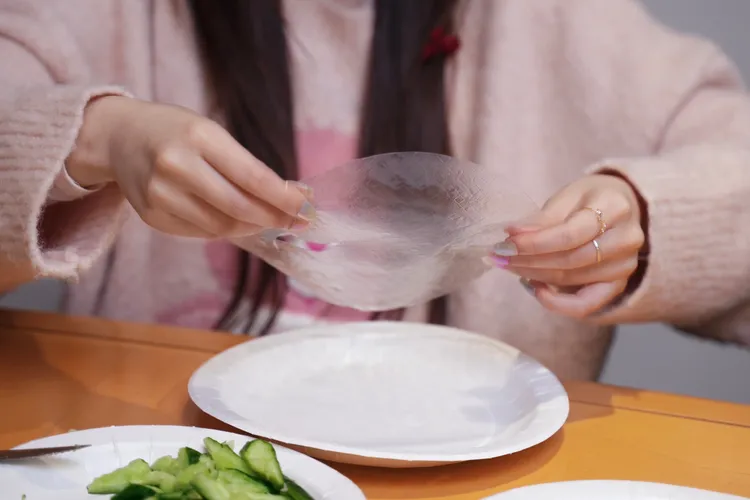 將越南春捲皮以食用水泡軟。彭欣偉攝