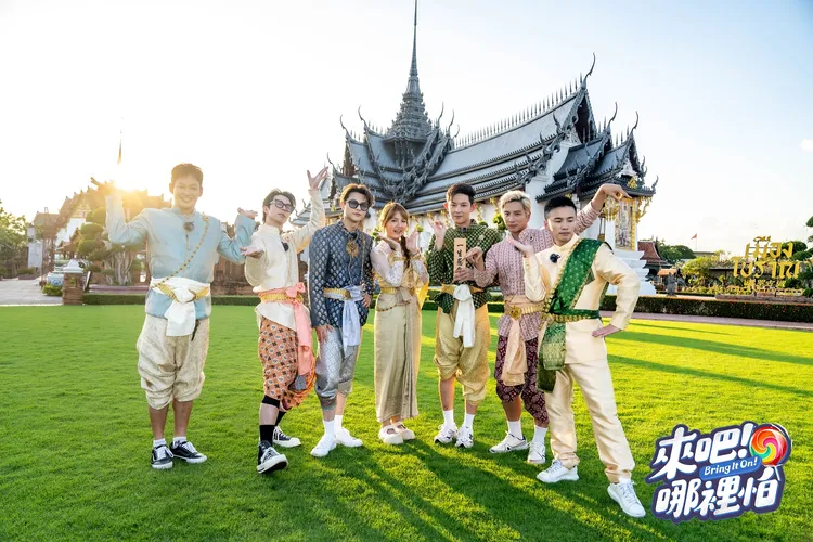 威廉（左起）、小杰、王子、朵拉、敖犬、小煜、阿緯前往泰國曼谷拍攝MV。TVBS提供