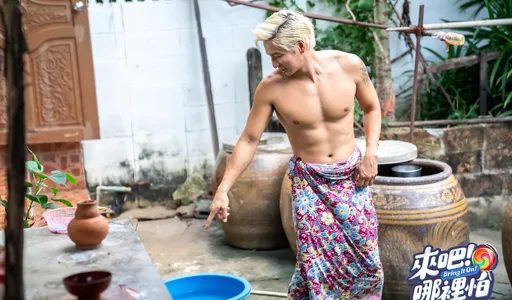 小煜化身「泰國煜」 露天洗澡超吸睛