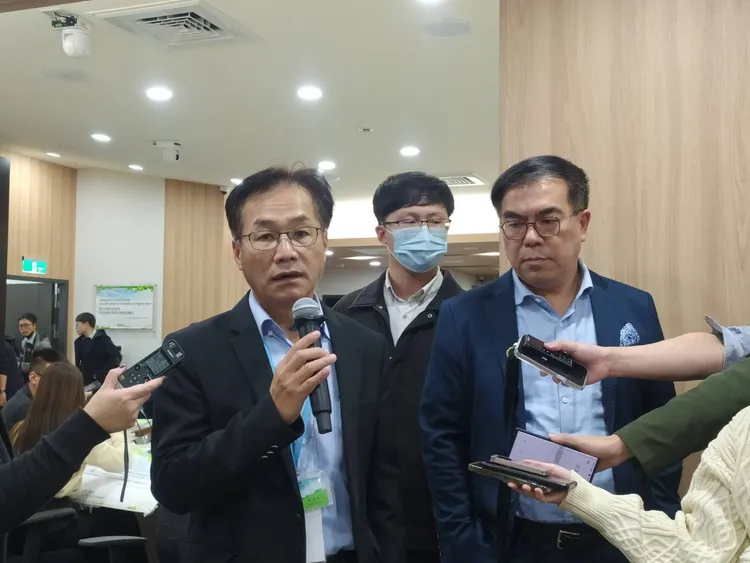 環境部長彭啟明（圖右）於初審會議結束後受訪。許麗珍攝