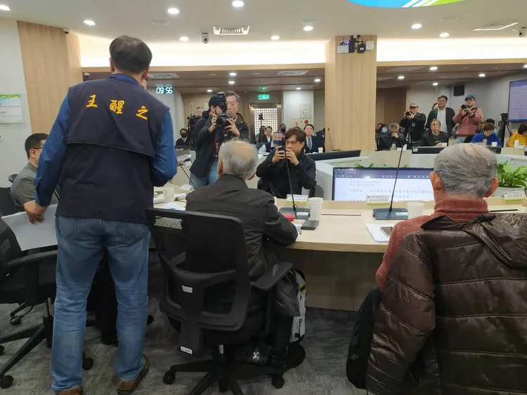 環團守護外木山行動小組今到場做意見陳述，現場登記發言人數多達46人，守護外木山行動小組召集人王醒之多次表達意見。許麗珍攝