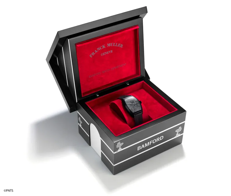 錶盒以黑色漆面外觀搭配鮮紅絨布內襯。品牌提供
