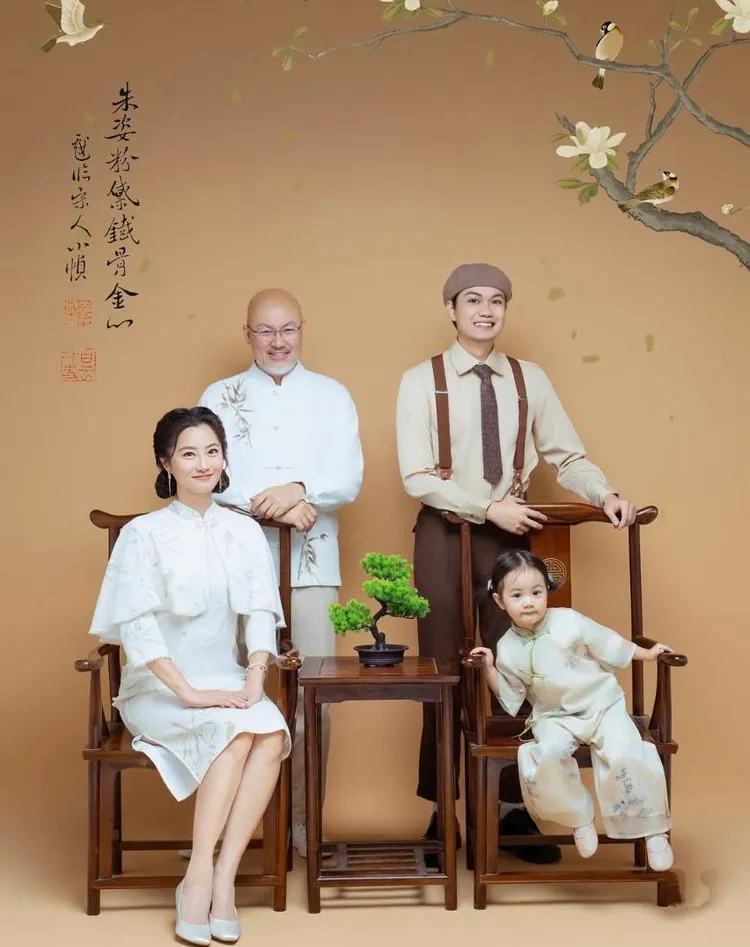 趙小僑一家的全家福，服裝都是她精心挑選。翻攝自趙小僑IG