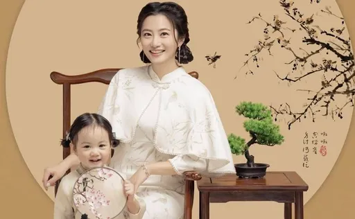 典典寶寶穿「鳳仙裝」萌翻!趙小僑白旗袍活脫脫古典美人