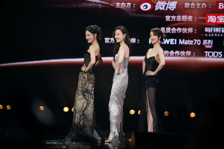 辛芷蕾（左起）與倪妮、佟麗婭大秀骨感身材。翻攝辛芷蕾工作室微博