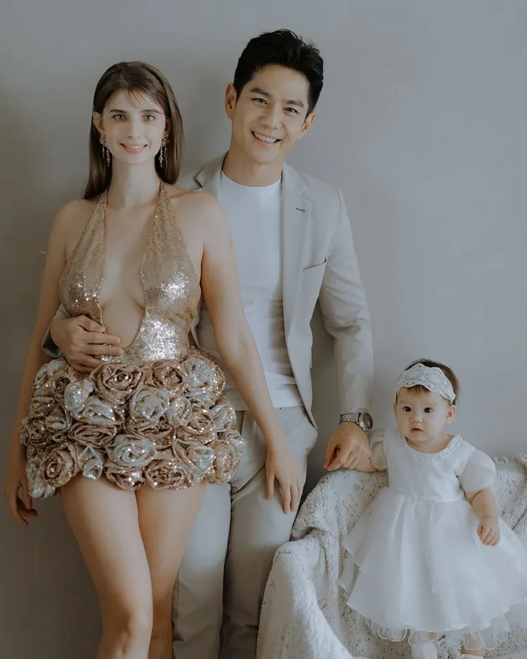 佳娜拍照金色花苞禮服辣翻了。翻攝祖雄IG