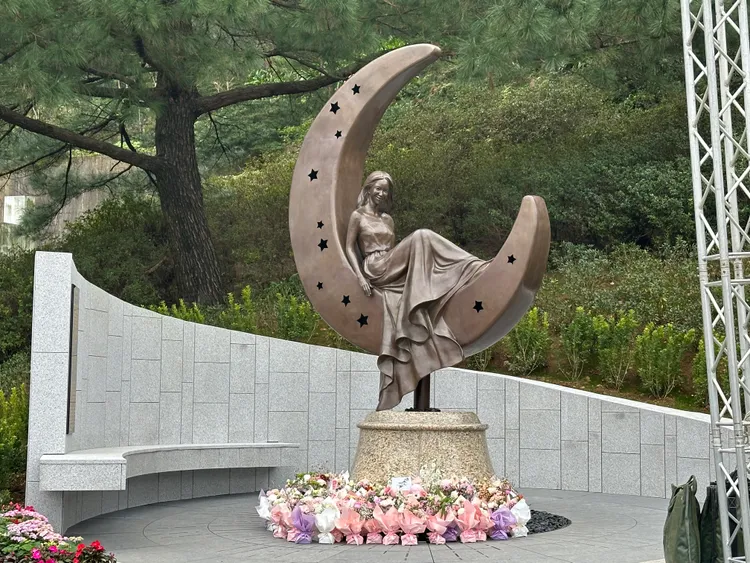 李玟矗立在金寶山碑林名人區的紀念雕像公園的雕像。林丞偉攝