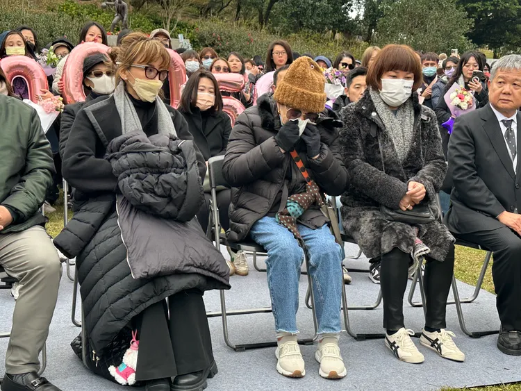 李玟媽媽難過大哭。林丞偉攝