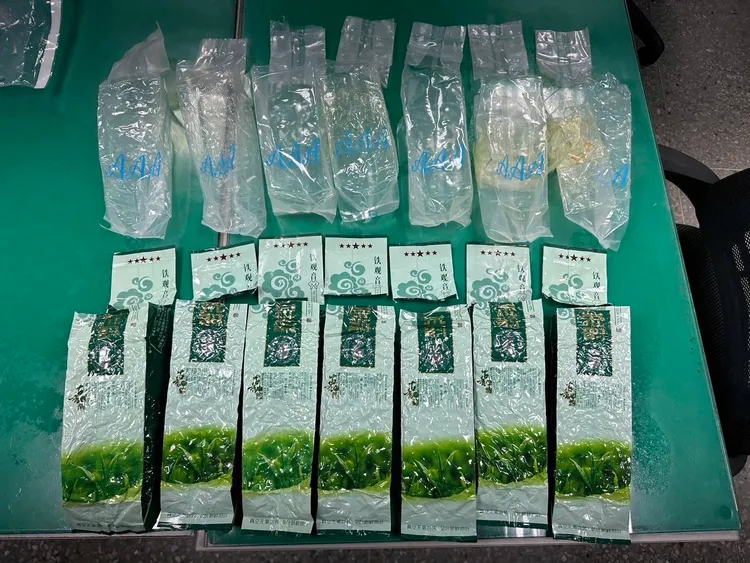 毒蟲攜帶裝有K他命的茶葉包。警方提供