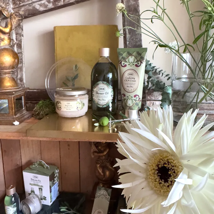 SABON盛宴橄欖明星三部曲，沐浴油300ml／980元、500ml／1280元；身體磨砂膏320g／1480元；積雪草修護霜200ml／1580元。張家玲攝