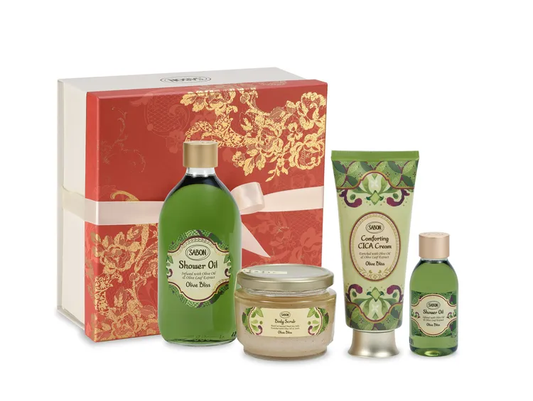 盛宴橄欖豐潤修護組，包含500ml沐浴油、320g身體磨砂膏、200ml積雪草修護霜、100ml沐浴油，4180元。品牌提供