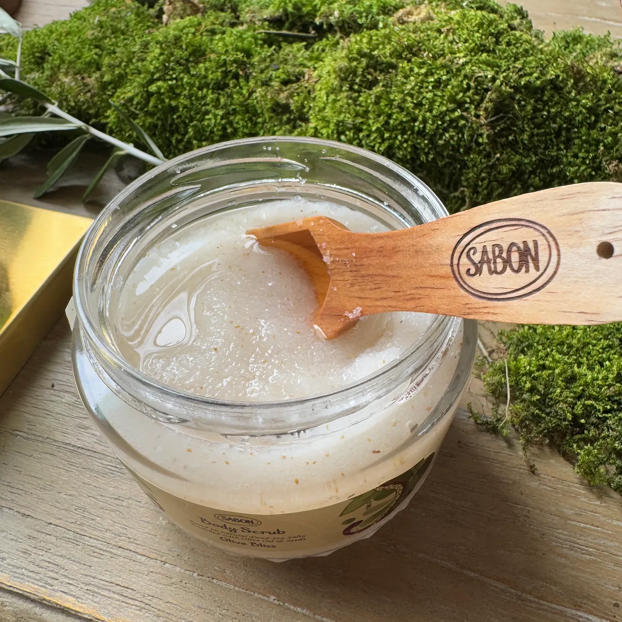 SABOM盛宴橄欖身體磨砂膏中的顆粒就是選用橄欖籽。張家玲攝