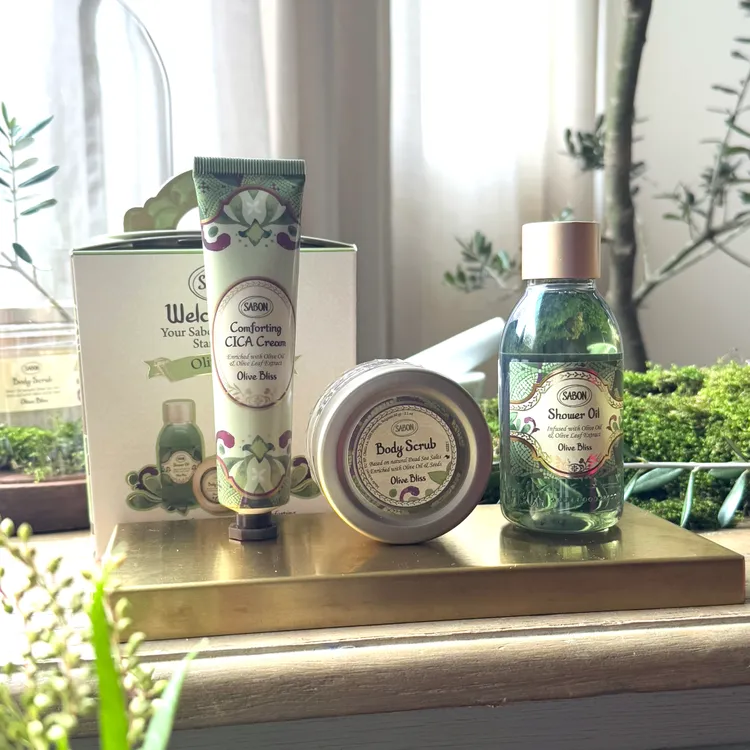 SABON盛宴橄欖名星三部曲推薦組，包含100ml沐浴油、60g身體磨砂膏、30ml積雪草修護霜。張家玲攝
