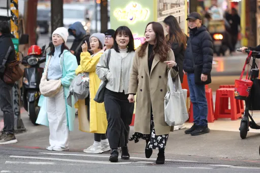 濕冷寒氣襲台!18縣市低溫特報 週末回暖日夜溫差大