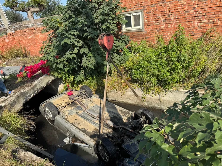 小客車摔進水溝車底朝天。翻攝畫面