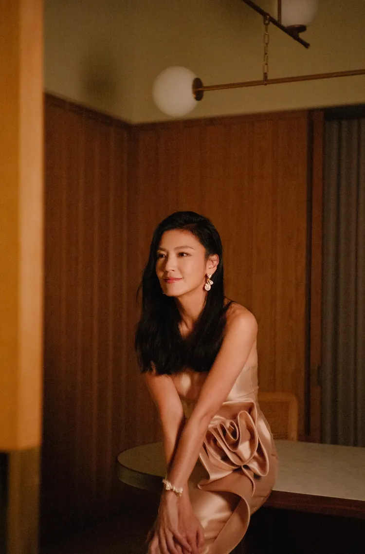 女神林熙蕾跨年不開工，跟家人在幸福極光下邂逅聖誕老人。喜鵲娛樂提供