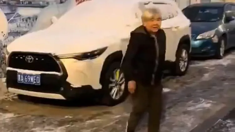 老婦人聽到報警後自己站了起來。翻攝自X