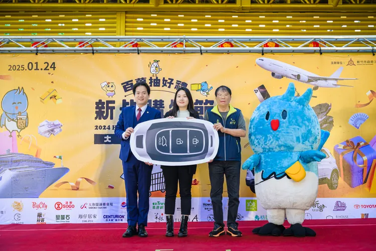 代理市長邱臣遠頒發「現代汽車Venue GLA」獎項。新竹市府提供