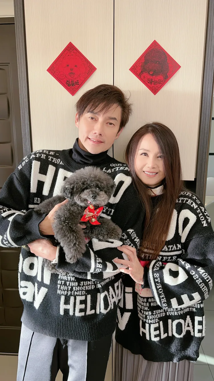 包偉銘跟老婆抱著愛犬，期待狗來富。翰森娛樂提供
