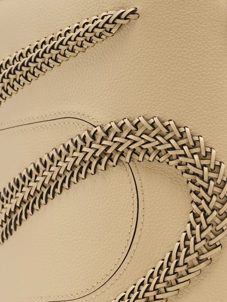 編織元素以蛇結式圖形增添蛇鱗般的3D效果。品牌提供