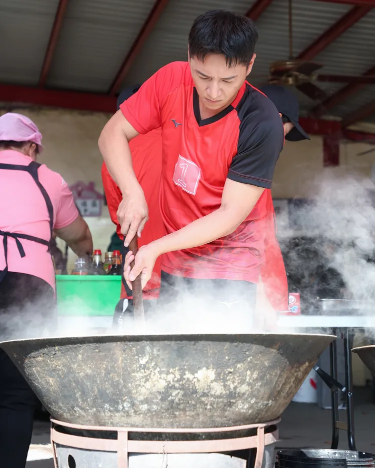 鄭人碩輕鬆拿起大鍋鏟快炒，展現總舖師風範。公視提供