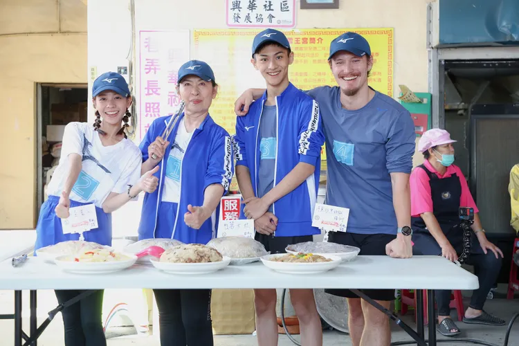 黃姵嘉（左起）、丁也恬、朱宥丞、周厚安等組成「聽海的婆婆隊」。公視提供