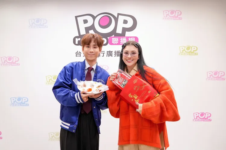 片山涼太（左）與魏如昀互換伴手禮。圖／大元娛樂提供