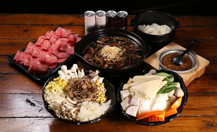 經濟部商業發展署推薦今年參與輔導或行銷活動的30家優質特色鍋物店家，讓民眾在冷颼颼的天氣吃著暖呼呼的鍋物，享受除夕闔家共聚溫馨時光，圖為菇神的原木家傳鍋。經濟部提供
