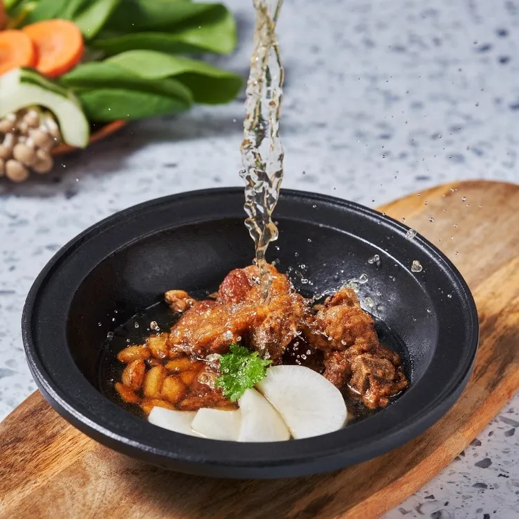 經濟部商業發展署推薦今年參與輔導或行銷活動的30家優質特色鍋物店家，讓民眾在冷颼颼的天氣吃著暖呼呼的鍋物，享受除夕闔家共聚溫馨時光，圖為狂一鍋新台式火鍋現炸排骨酥。經濟部提供