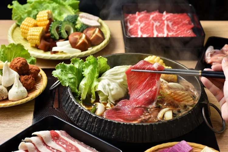 經濟部商業發展署推薦今年參與輔導或行銷活動的30家優質特色鍋物店家，讓民眾在冷颼颼的天氣吃著暖呼呼的鍋物，享受除夕闔家共聚溫馨時光，圖為牛比蔥壽喜燒。經濟部提供