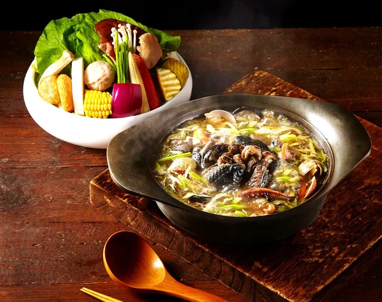 經濟部商業發展署推薦今年參與輔導或行銷活動的30家優質特色鍋物店家，讓民眾在冷颼颼的天氣吃著暖呼呼的鍋物，享受除夕闔家共聚溫馨時光，圖為萬客什鍋。經濟部提供