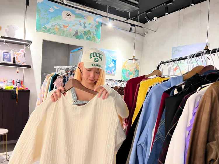 郭書瑤拿出過往演出精緻的舞台裝扮愛心義賣。星星相藝提供