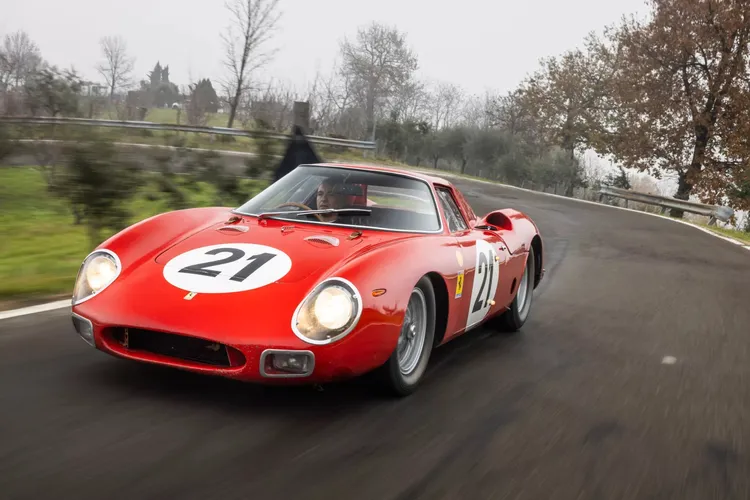 這輛法拉利250 LM曾與至少11輛其他法拉利車隊一同參賽利曼24小時耐力賽。RM蘇富比照片