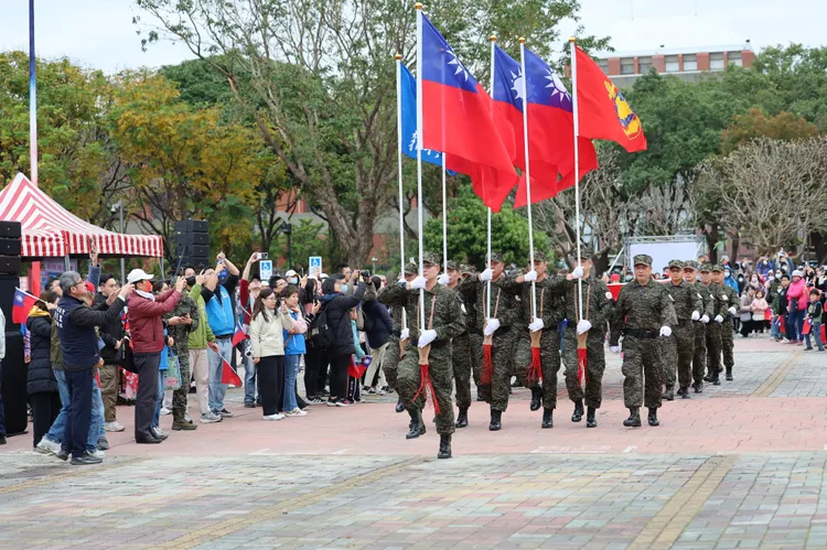 陸軍裝甲584旅登步戰鼓隊展現國軍在戰備訓練。新竹縣府提供