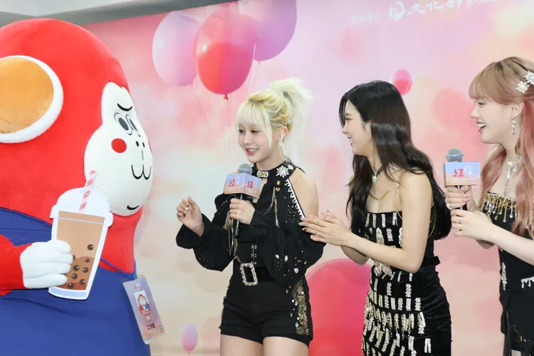 江崎光（左）轉到珍珠奶茶兌換券，看到吉祥物手裡的看板，沒能當場品嘗珍奶，略顯失望。莊宗達攝