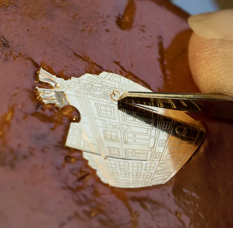 顏料進窯加熱乾燥後，呈現細膩的金色結晶效果。品牌提供