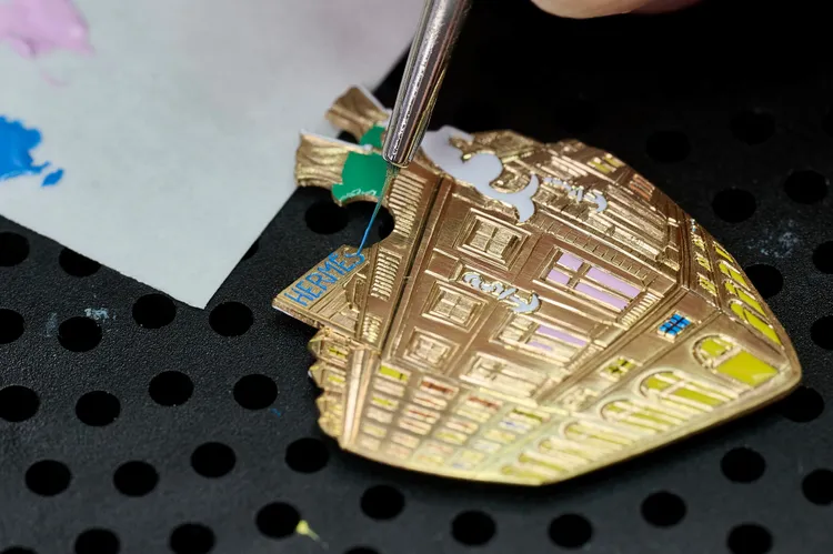 船艦圖案以手工彩繪雕琢而成。品牌提供