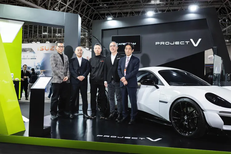 英國傳奇跑車製造商Caterham、台灣電池技術先鋒行競科技、日本Yamaha Motor株式會社、與VT Holdings(Caterham母公司)代表們於東京改裝車展品牌展區合影。業者提供