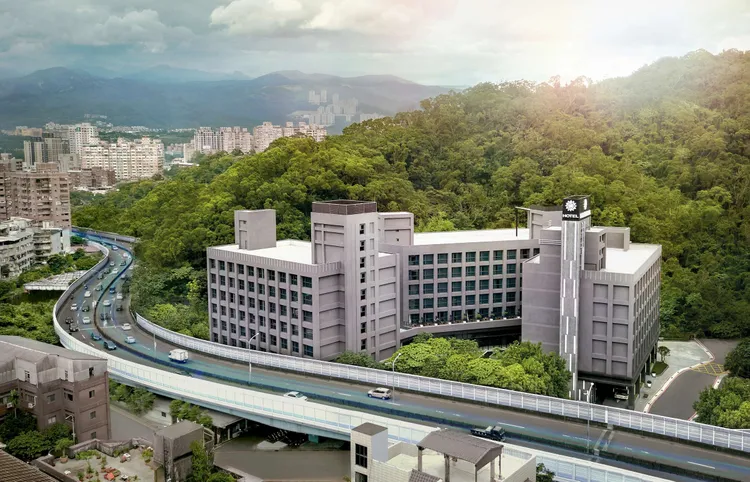 新北中和烘爐地最具代性的便是高達 109 尺的土地公巨像，佇立於海拔 302 公尺的南勢角山上。業者提供