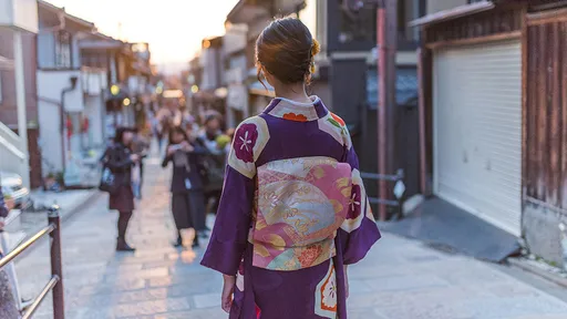 櫻花妹搭電車貼心「綁雙膝」 被婦人揭露如同古代自殺驚嚇網友